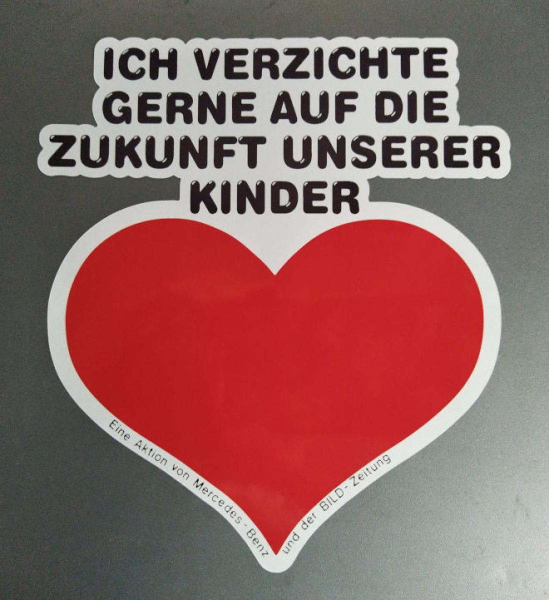 "Hand aufs Herz – Der passende Aufkleber für den SUV vor Deiner Tür"